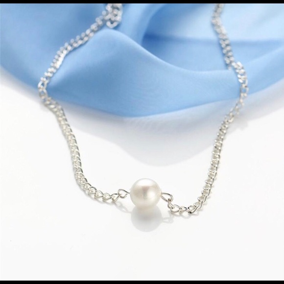 Simplistic Pearl Necklace - Picture 4 of 8
